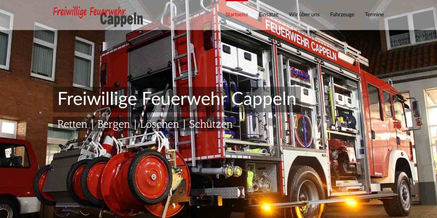 Feuerwehrfahrzeug der Freiwilligen Feuerwehr Cappeln mit geöffneten Fächern, Ausrüstung gut sichtbar, Schriftzug „Feuerwehr Cappeln“ auf dem Fahrzeug, Innenbereich einer Halle.