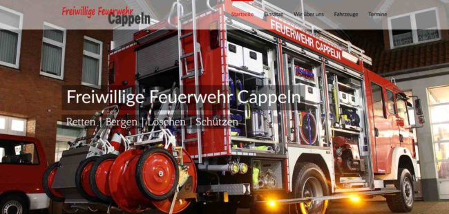 Feuerwehrfahrzeug der Freiwilligen Feuerwehr Cappeln mit geöffneten Fächern, Ausrüstung gut sichtbar, Schriftzug „Feuerwehr Cappeln“ auf dem Fahrzeug, Innenbereich einer Halle.