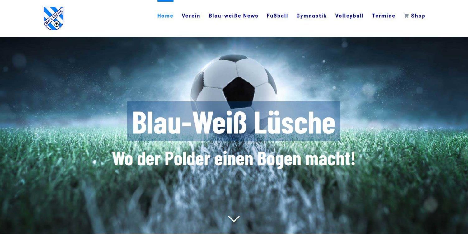 Ein Fußball auf einem nassen Spielfeld mit Text „Blau-Weiß Lüsche“ und „Wo der Polder einen Bogen macht“ im Vordergrund.