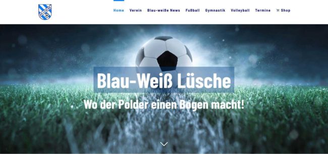 Ein Fußball auf einem nassen Spielfeld mit Text „Blau-Weiß Lüsche“ und „Wo der Polder einen Bogen macht“ im Vordergrund.