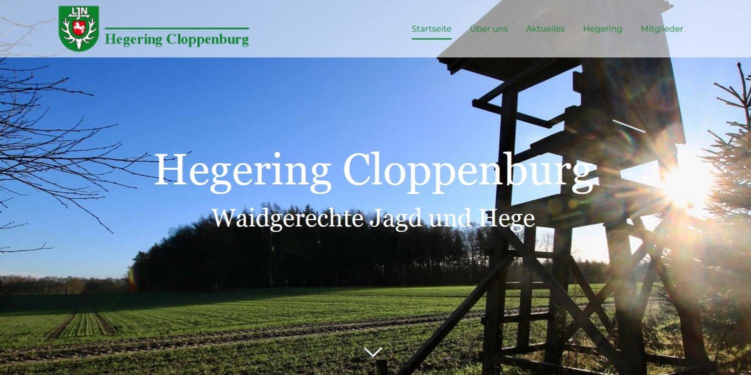 Ein Hochsitz steht am Rand eines Feldes unter blauem Himmel, im Hintergrund ist ein Wald zu sehen. Text mit „Hegegemeinschaft Cloppenburg“ liegt darüber.