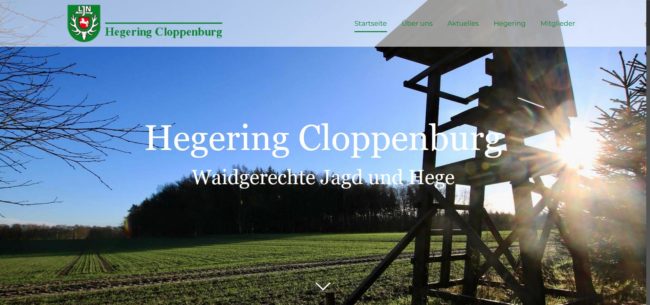 Ein Hochsitz steht am Rand eines Feldes unter blauem Himmel, im Hintergrund ist ein Wald zu sehen. Text mit „Hegegemeinschaft Cloppenburg“ liegt darüber.