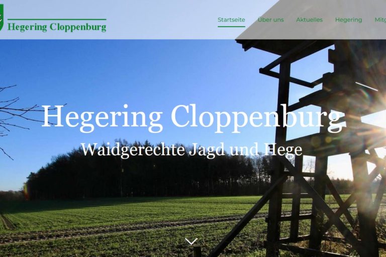 Ein Hochsitz steht am Rand eines Feldes unter blauem Himmel, im Hintergrund ist ein Wald zu sehen. Text mit „Hegegemeinschaft Cloppenburg“ liegt darüber.