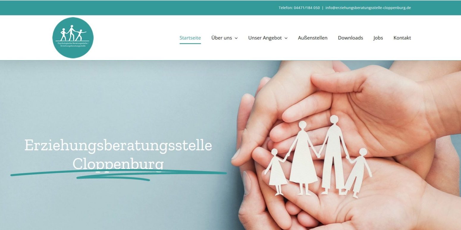 Erziehungsberatungsstelle Mehrere Hände halten Papierfiguren einer Familie, darüber steht der Text "Familienberatung Cloppenburg" auf einer Webseite mit türkisem Design und Navigationsmenü oben.