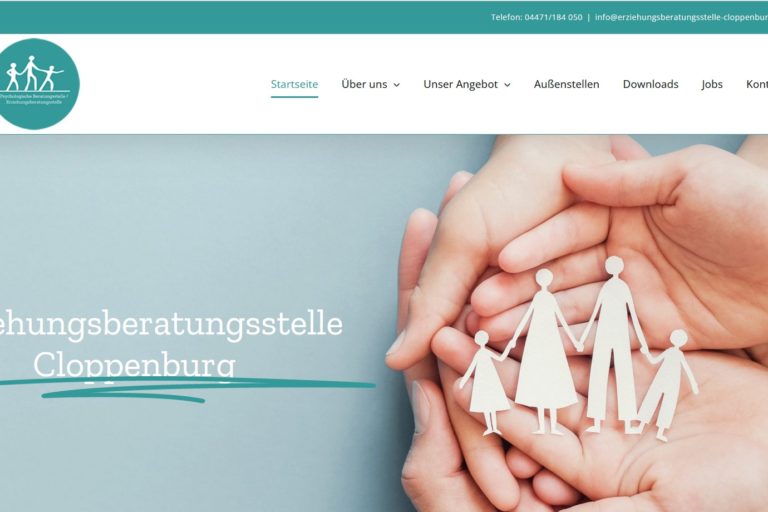 Mehrere Hände halten Papierfiguren einer Familie, darüber steht der Text "Familienberatung Cloppenburg" auf einer Webseite mit türkisem Design und Navigationsmenü oben.