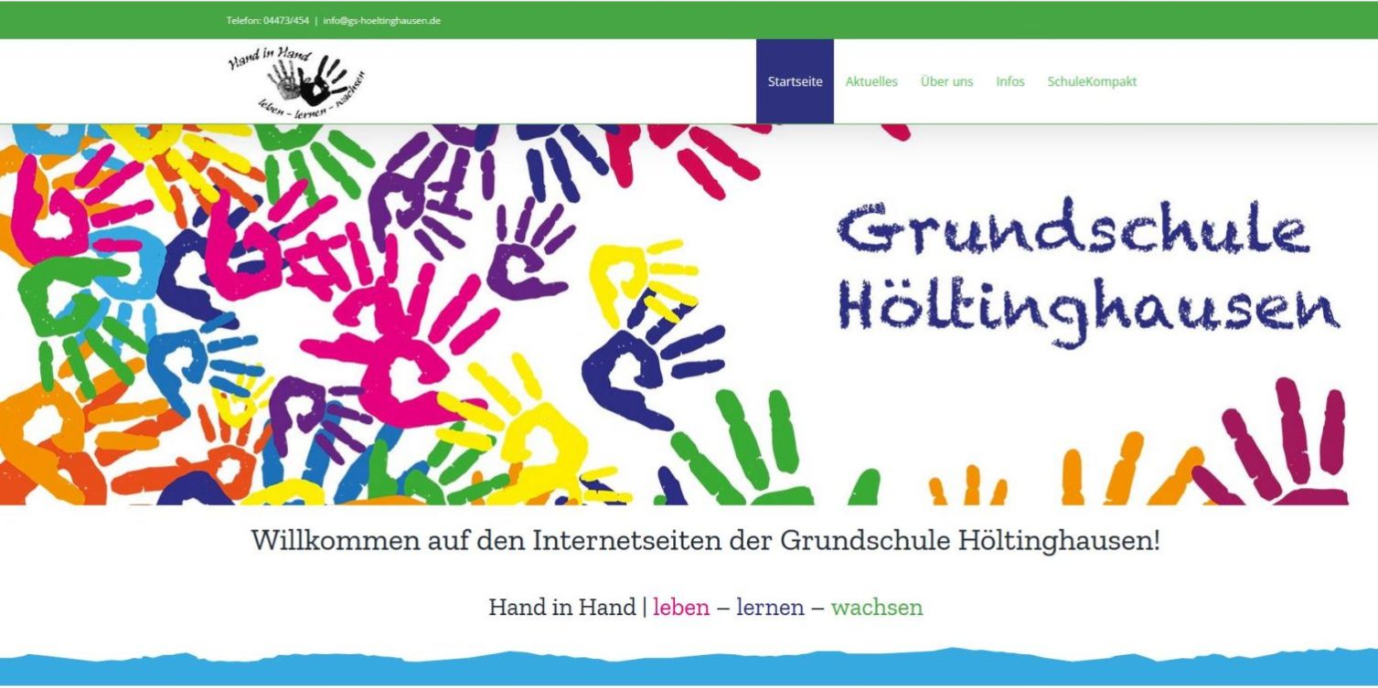 Bunte Handabdrücke und der Text "Grundschule Höltinghausen" auf einer Webseite, darunter ein Willkommensgruß.