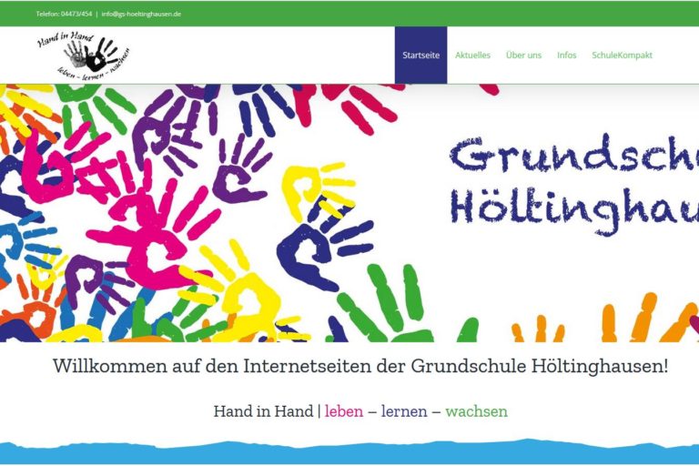 Bunte Handabdrücke und der Text "Grundschule Höltinghausen" auf einer Webseite, darunter ein Willkommensgruß.