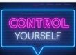 Leuchtendes Neon-Schild an einer Wand mit der Aufschrift „CONTROL YOURSELF“ in pinken und weißen Buchstaben.