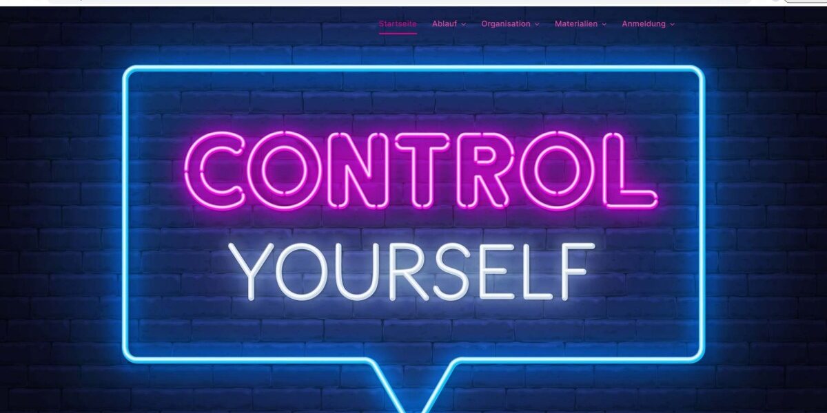 controlyourself web Leuchtendes Neon-Schild an einer Wand mit der Aufschrift „CONTROL YOURSELF“ in pinken und weißen Buchstaben.