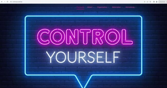 Leuchtendes Neon-Schild an einer Wand mit der Aufschrift „CONTROL YOURSELF“ in pinken und weißen Buchstaben.