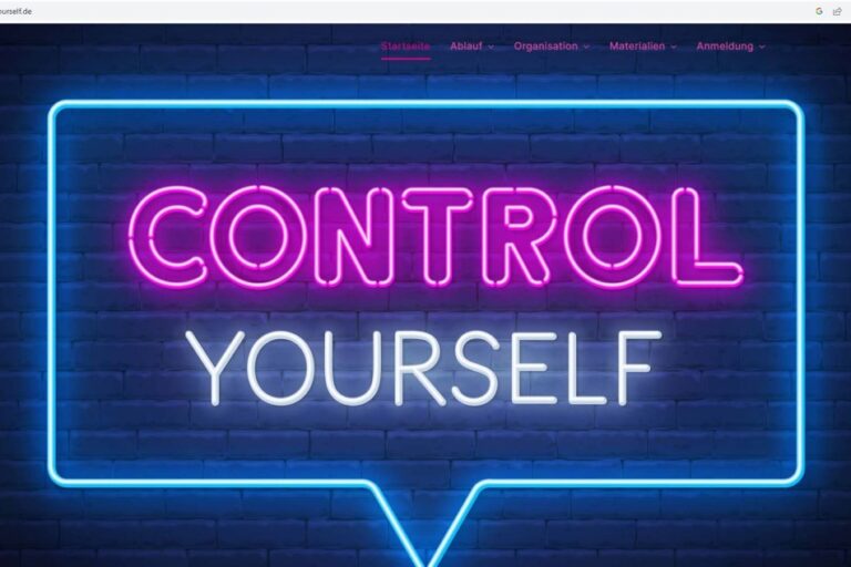 Leuchtendes Neon-Schild an einer Wand mit der Aufschrift „CONTROL YOURSELF“ in pinken und weißen Buchstaben.