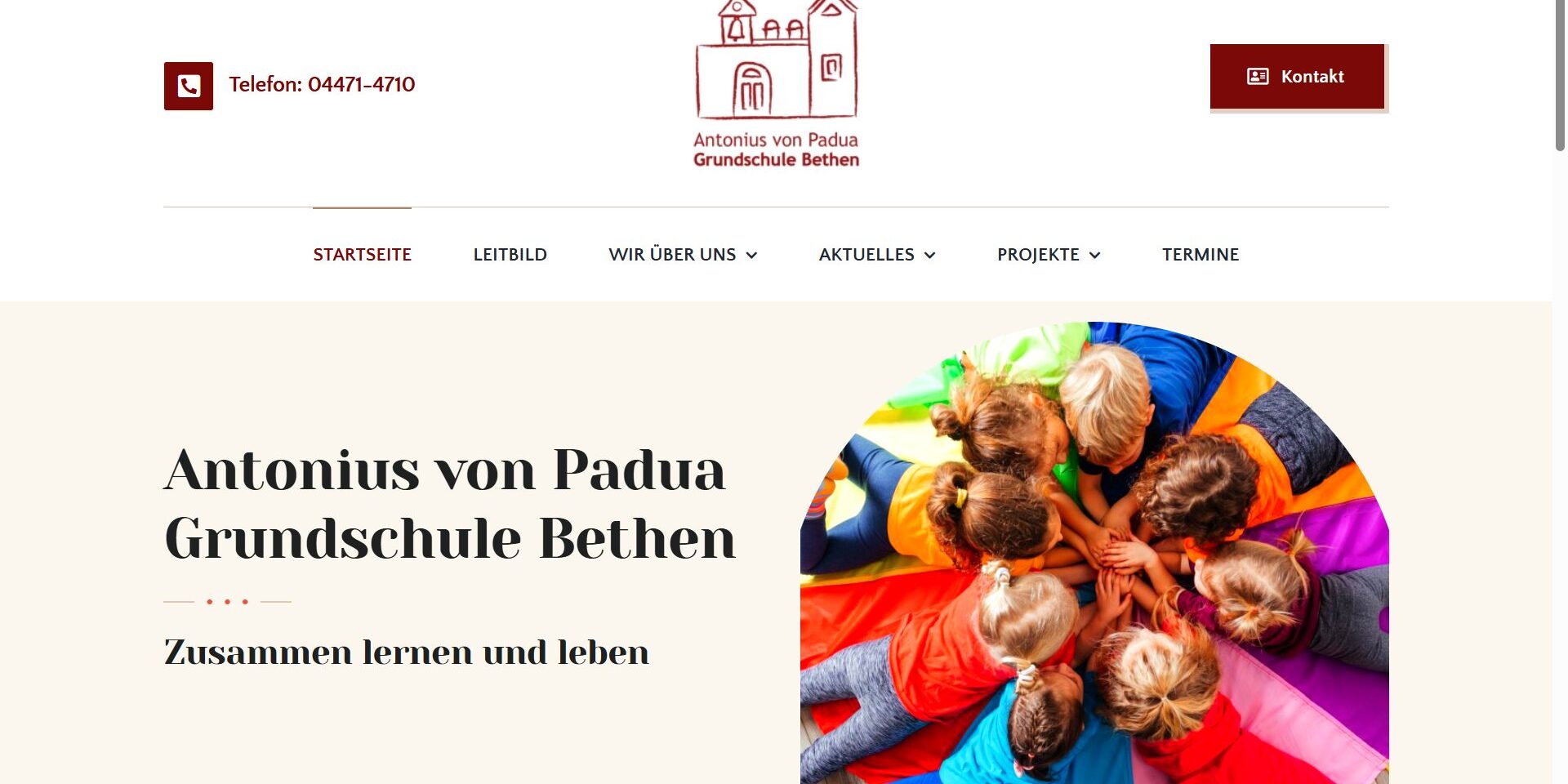 Antonius von Padua Grundschule Bethen Website der Antonius von Padua Grundschule Bethen mit Logo und Foto von Kindern, die in einem Kreis liegen und Hände in der Mitte zusammenlegen.