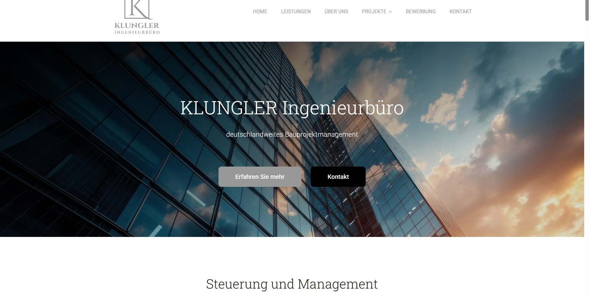 Ingenieurbuero Klungler Moderner Empfangsbereich einer Zahnarztpraxis mit einem großen, grünen Kunstbild an der Wand und einer Empfangstheke im Vordergrund.