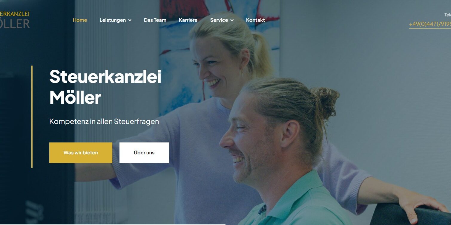 Steuerkanzlei-Moeller Zwei Kollegen in einem modernen Büro, lächelnd vor einem Computerbildschirm mit der Überschrift „Steuerkanzlei Möller“ und Navigationsmenü oben.
