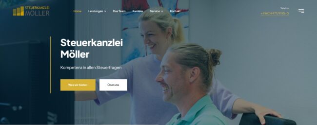 Zwei Kollegen in einem modernen Büro, lächelnd vor einem Computerbildschirm mit der Überschrift „Steuerkanzlei Möller“ und Navigationsmenü oben.