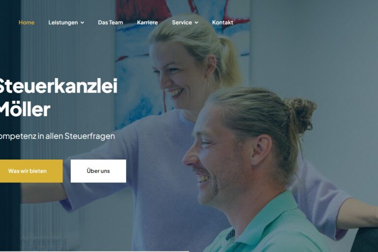 Zwei Kollegen in einem modernen Büro, lächelnd vor einem Computerbildschirm mit der Überschrift „Steuerkanzlei Möller“ und Navigationsmenü oben.
